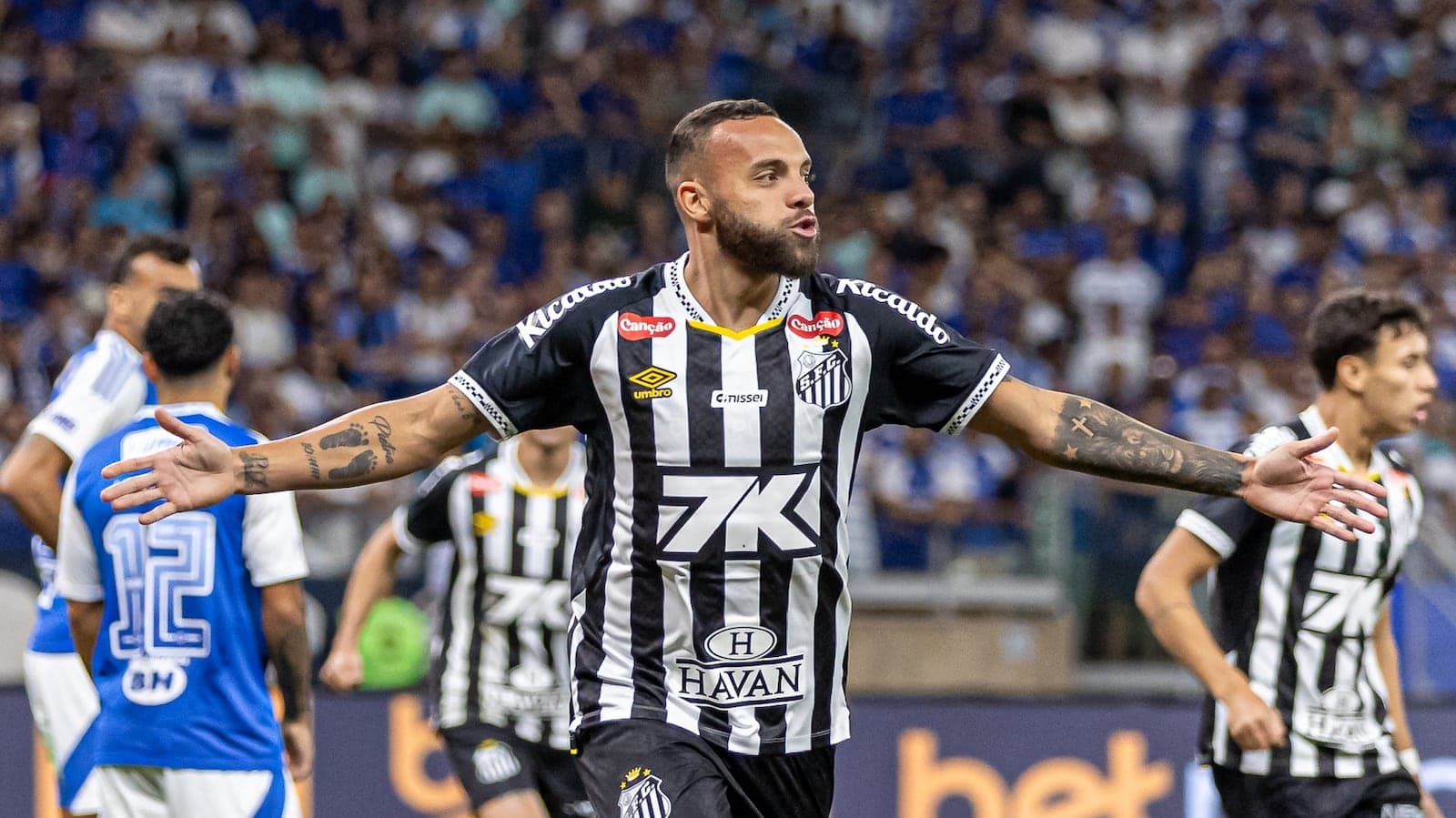 Santos vence o Cruzeiro de virada e se afasta da zona do rebaixamento