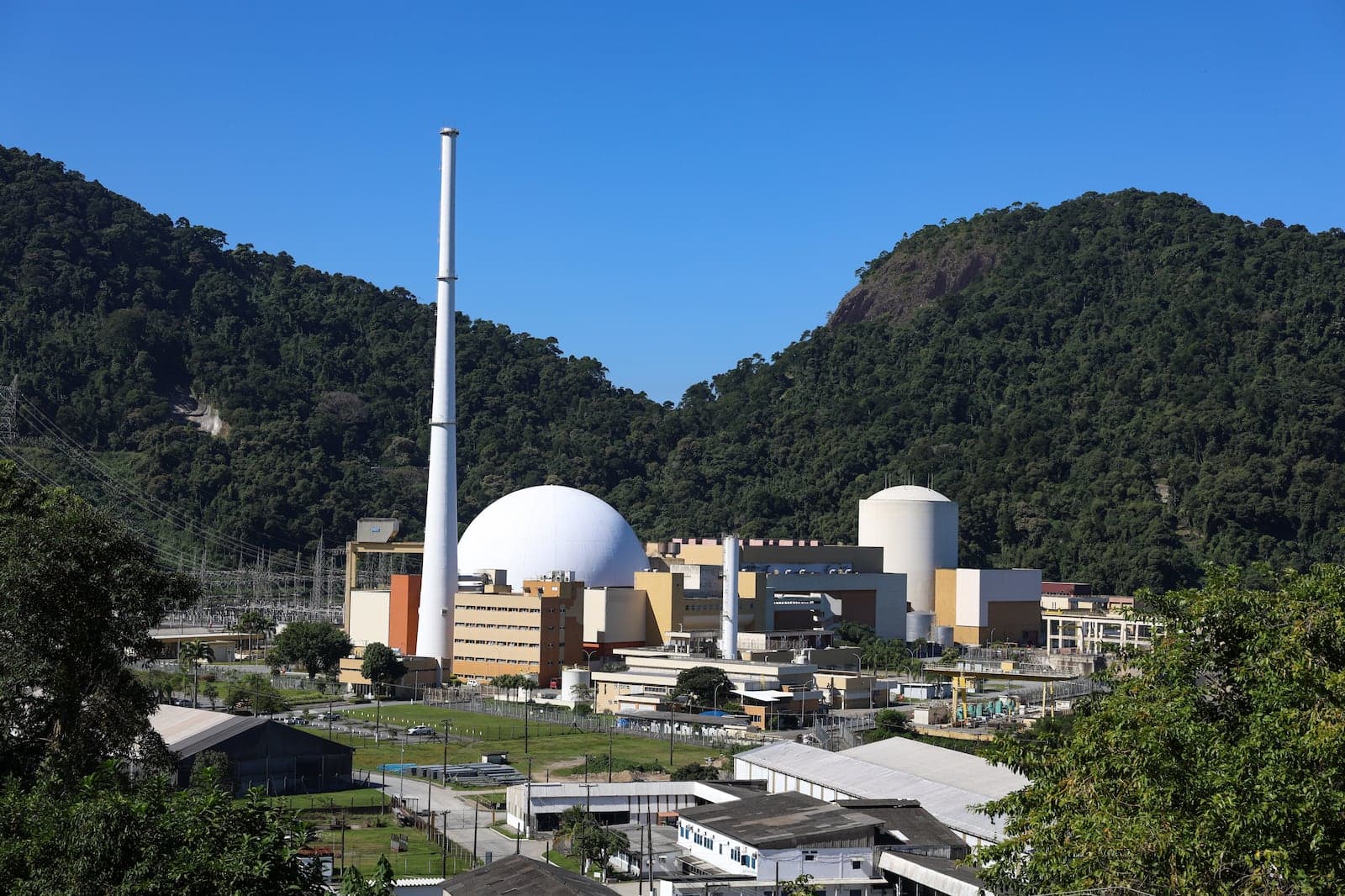 Usina nuclear Angra 2 tem vazamento no núcleo do reator, e nova gestão adia reparo