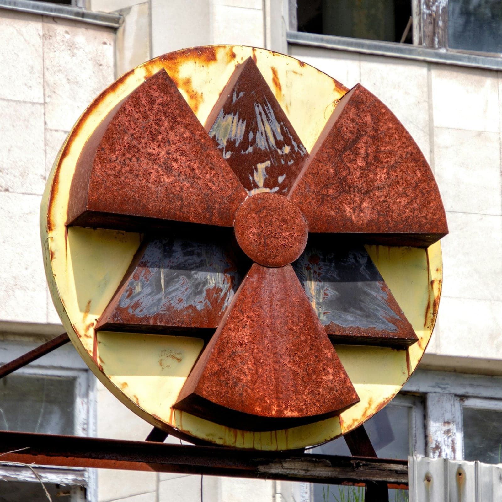 Ninho de vespas radioativas é encontrado em fábrica de bombas nucleares