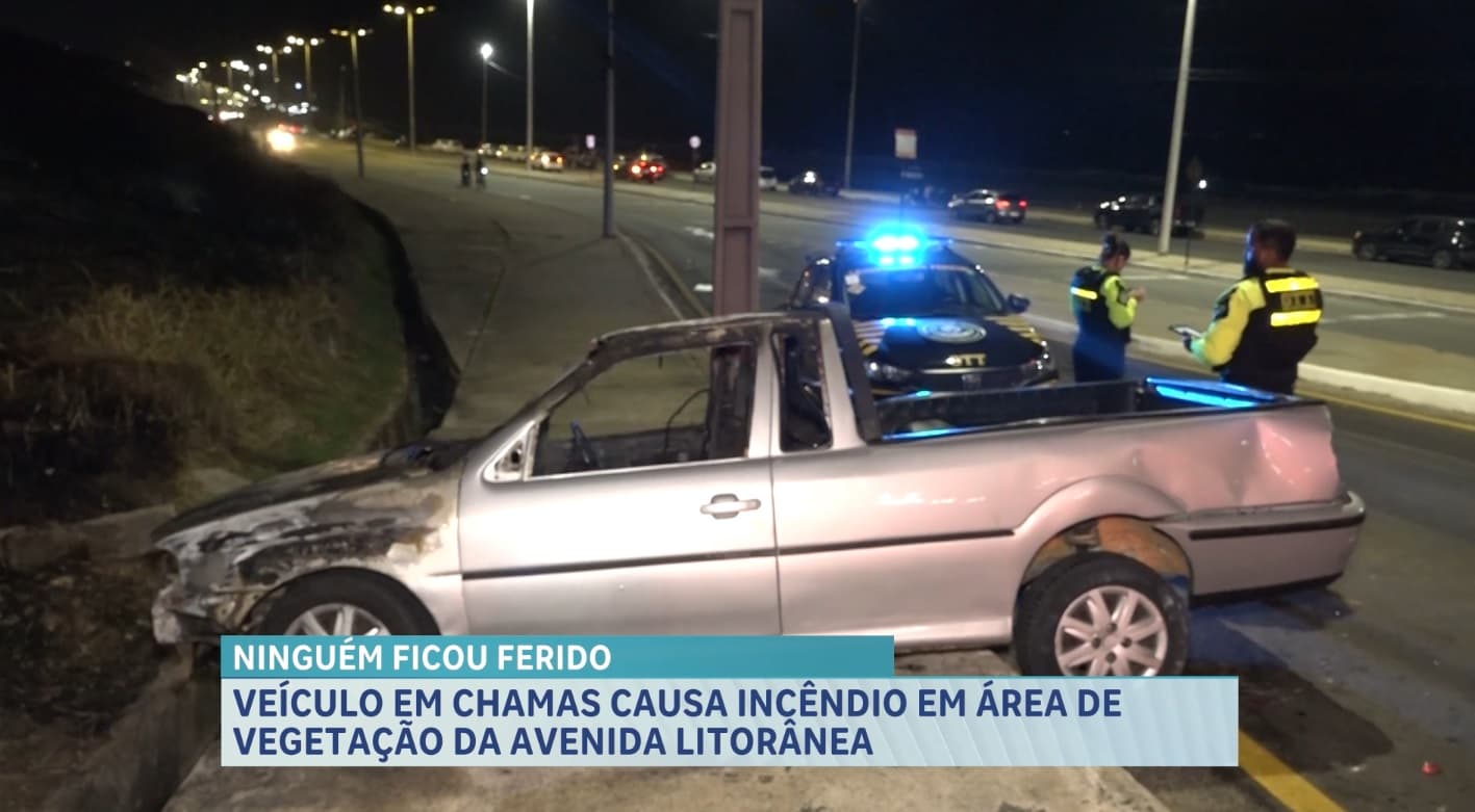 Veículo em chamas causa incêndio em área de vegetação na Avenida Litorânea