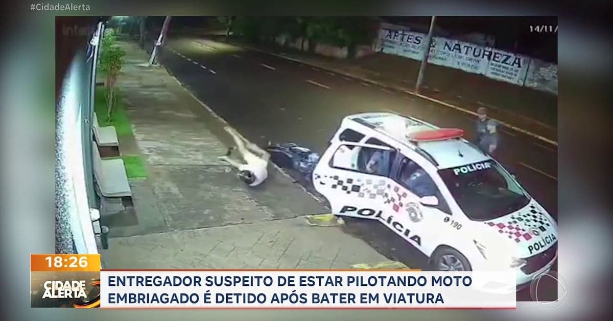 Entregador suspeito de pilotar moto embriagado é detido pela polícia após bater em viatura