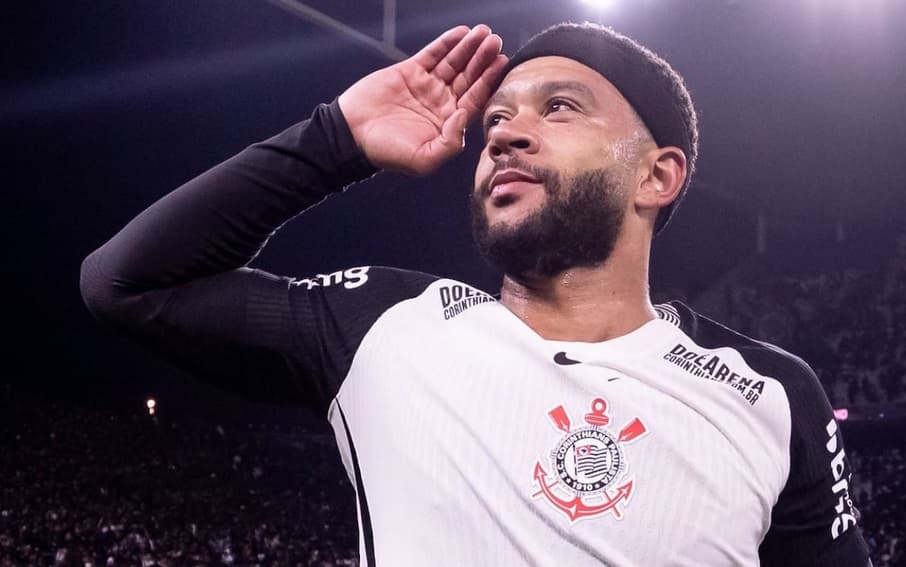 Hotel seis estrelas, coleção de carrões e jatinho: os luxos de Memphis Depay