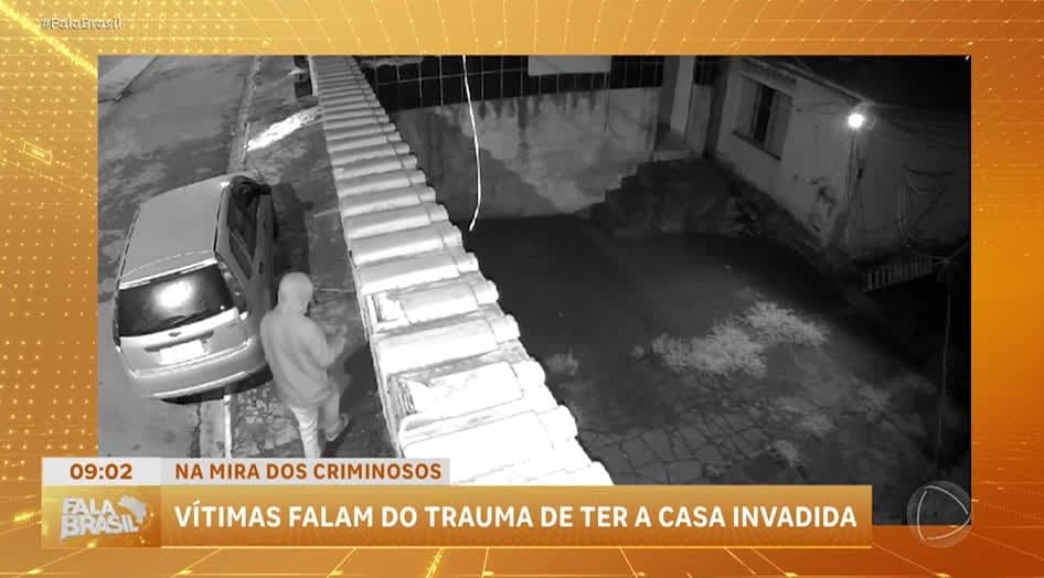Cantor Léo fica ferido após ter rosto atingido por fogo durante show