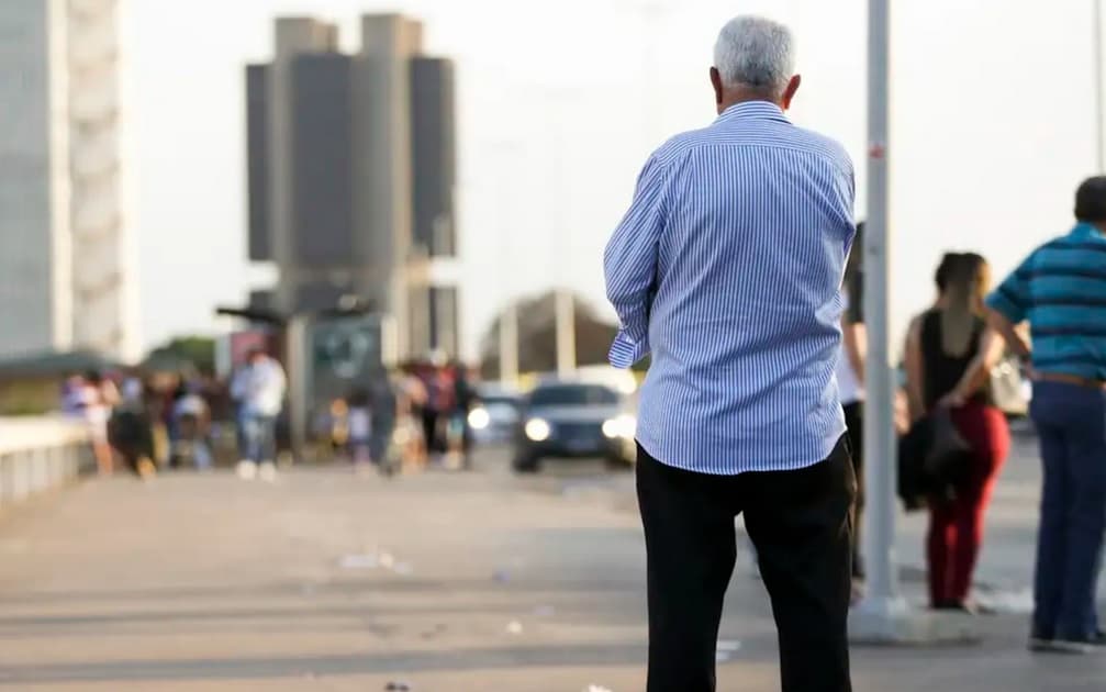 População brasileira envelhece, e proporção de idosos chega a 16%; nº de jovens cai para 42%