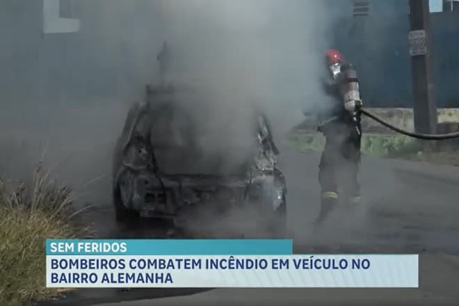 Carro pega fogo após pane elétrica no bairro Alemanha, em São Luís