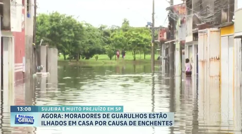 Moradores de Guarulhos (SP) ficam ilhados por conta das enchentes
