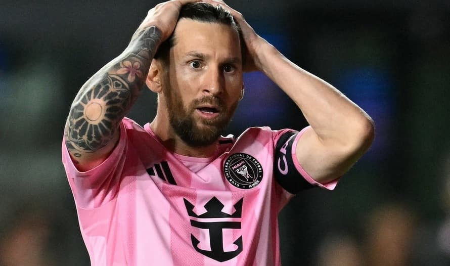 Árbitro faz pedido inusitado a Messi e é suspenso por seis meses