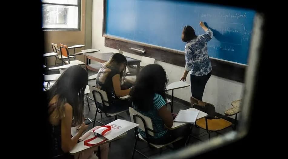 Mais da metade dos adultos não conclui o fundamental na maioria das cidades do Brasil