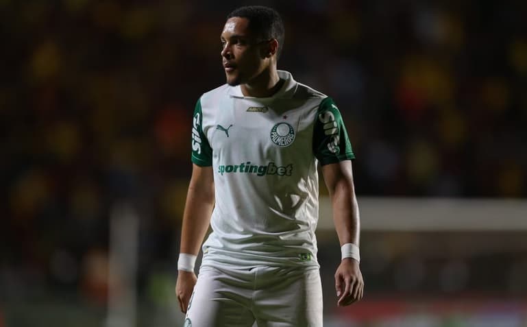 Abel Ferreira faz teste com Vitor Roque e ganha opção no Palmeiras