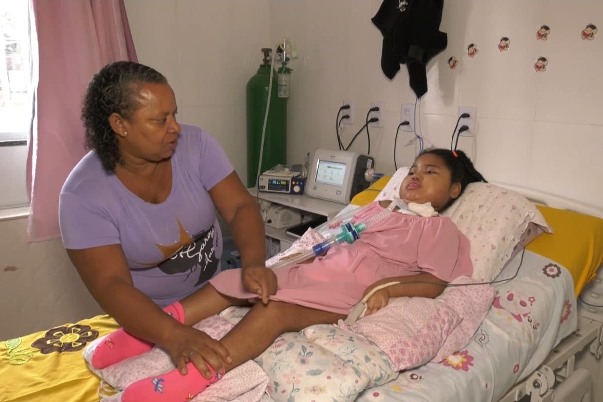Criança com doença rara pode perder benefício de tratamento médico domiciliar