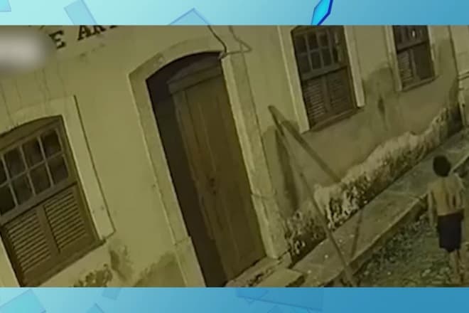 Vândalo furta letreiro de casarão no centro de São Luís