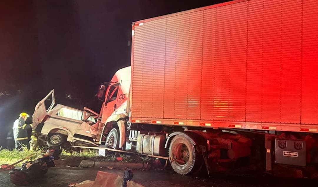 Nove pessoas morrem em acidente entre van e carreta no norte de MG