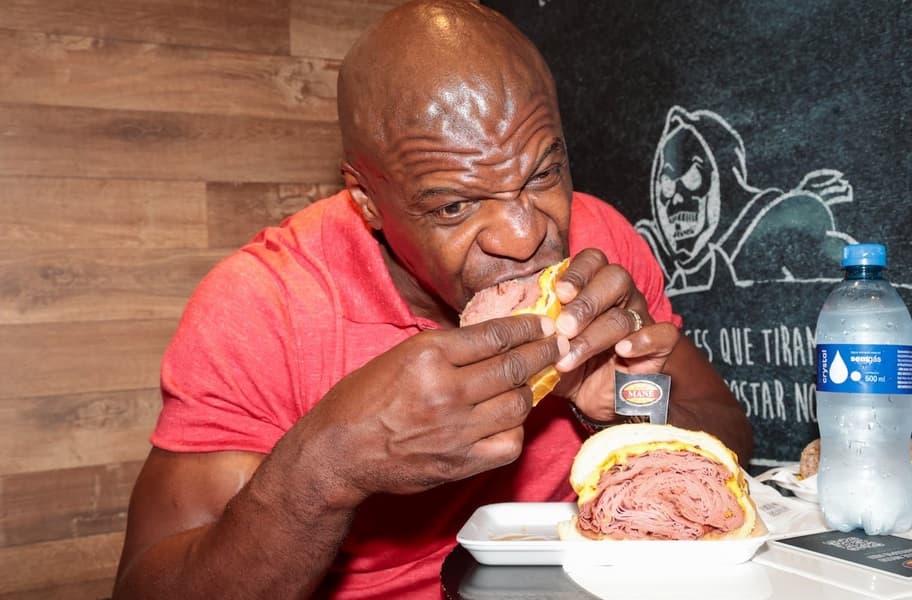 Terry Crews se diverte ao visitar Mercadão de São Paulo e comer famoso sanduíche de mortadela