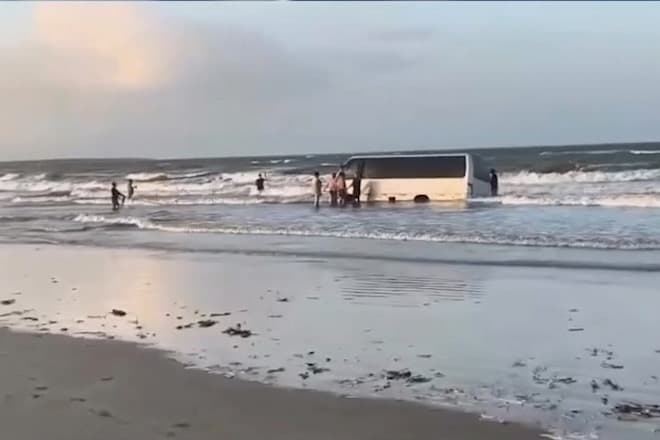 Van é arrastada pela maré na praia de Panaquatira, em São José de Ribamar