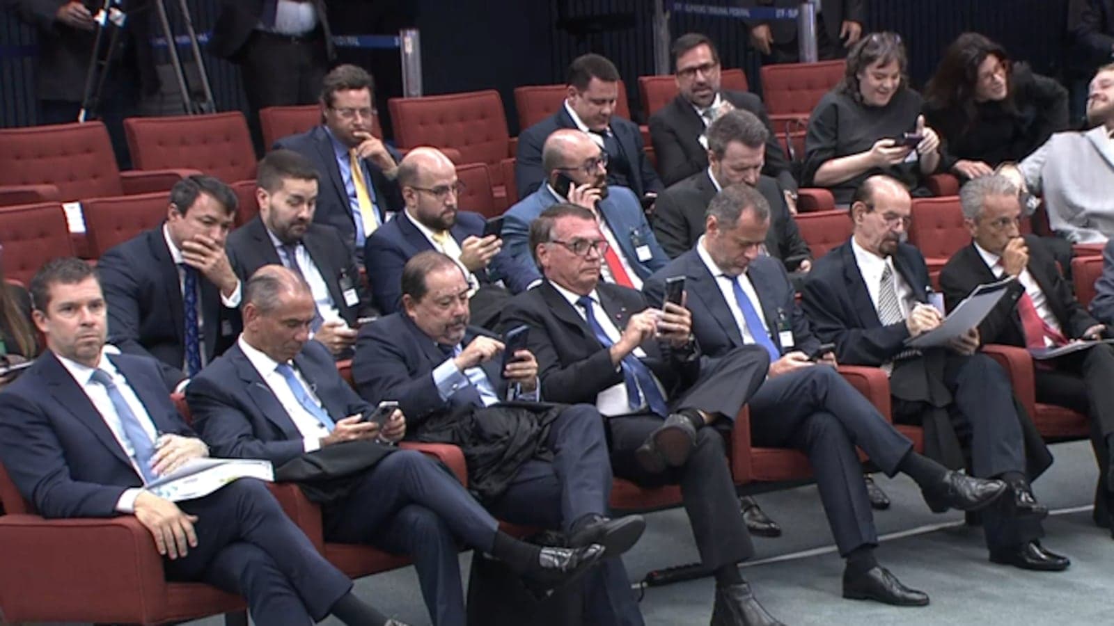 Bolsonaro vai ao STF e acompanha julgamento que pode torná-lo réu
