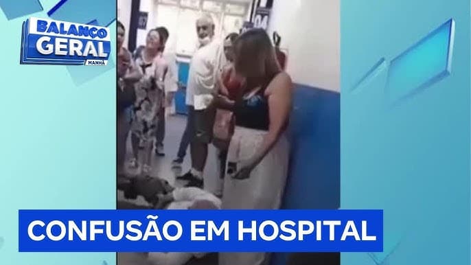 Médico chega atrasado, tenta tirar celular de paciente e simula queda