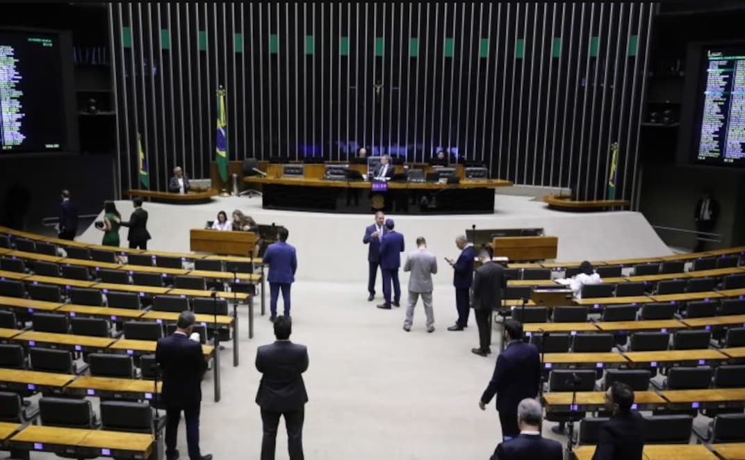Câmara aprova urgência para projeto que penaliza grandes devedores de impostos