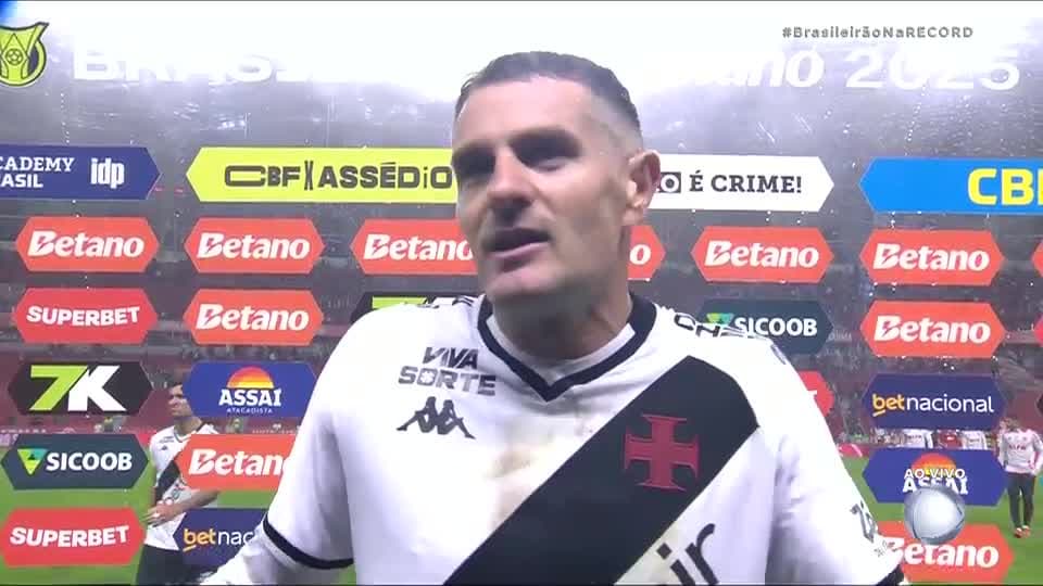 ‘A gente foi roubado’, reclama Vegetti após Léo Jardim ser expulso e Vasco sofrer empate