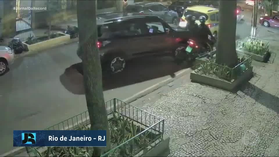 Motorista reage a tentativa de assalto e atropela dois criminosos no RJ