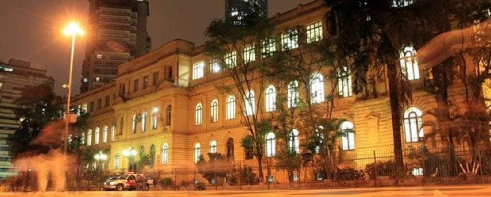 Polícia investiga estupro envolvendo 5 adolescentes em banheiro de escola de SP