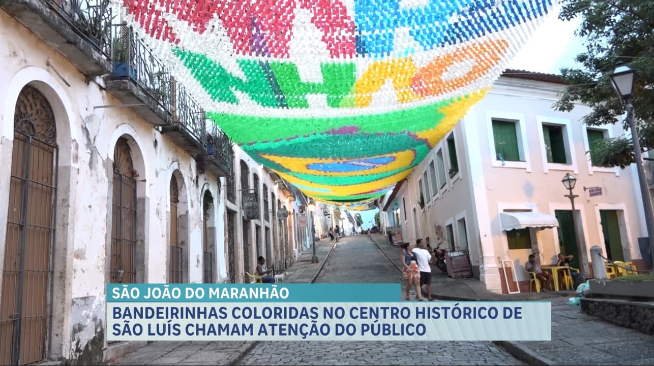 Bandeirinhas coloridas no Centro Histórico de São Luís chamam atenção