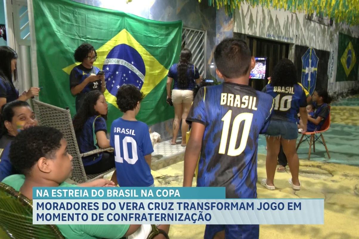 Moradores do bairro Vera Cruz se reúnem para acompanhar estreia do Brasil na Copa do Mundo