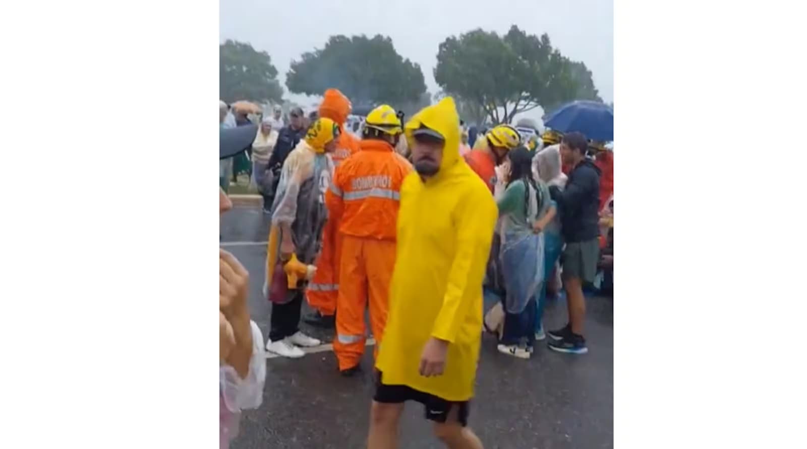 Raio atinge manifestantes pró-Bolsonaro em ato na Praça do Cruzeiro, em Brasília