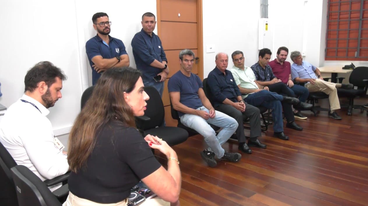 Empresários e trabalhadores chegam a acordo e frota volta a circular; solução não é definitiva