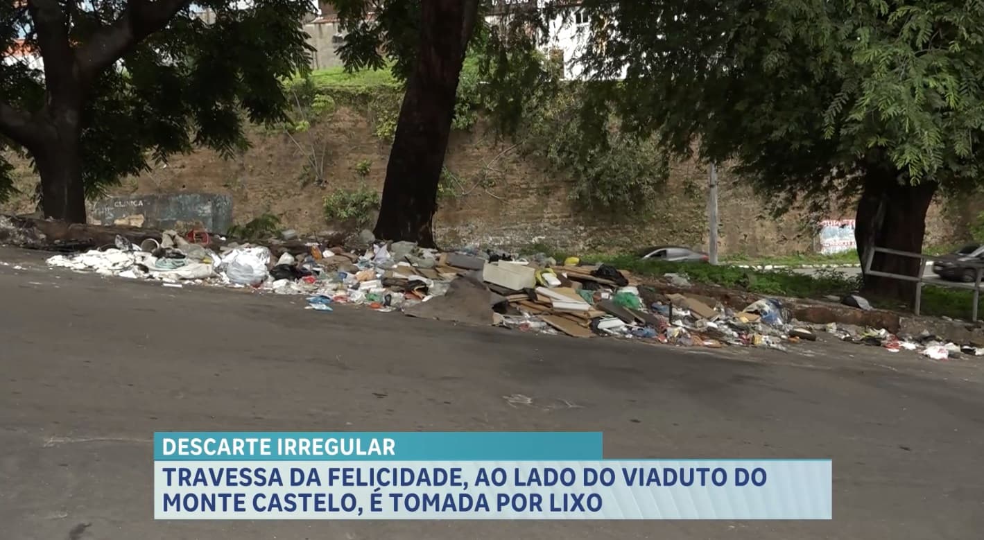 Descarte irregular de lixo toma Travessa da Felicidade, no bairro Monte Castelo