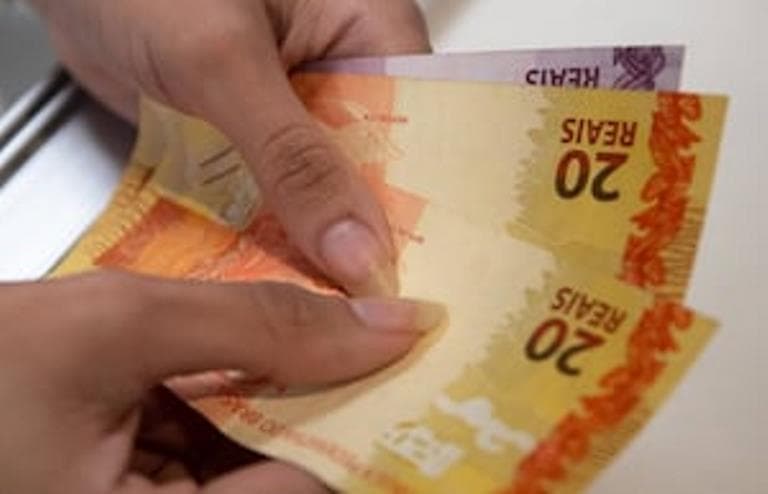 Não sobra dinheiro para poupar no fim do mês? Veja o que fazer para mudar essa situação