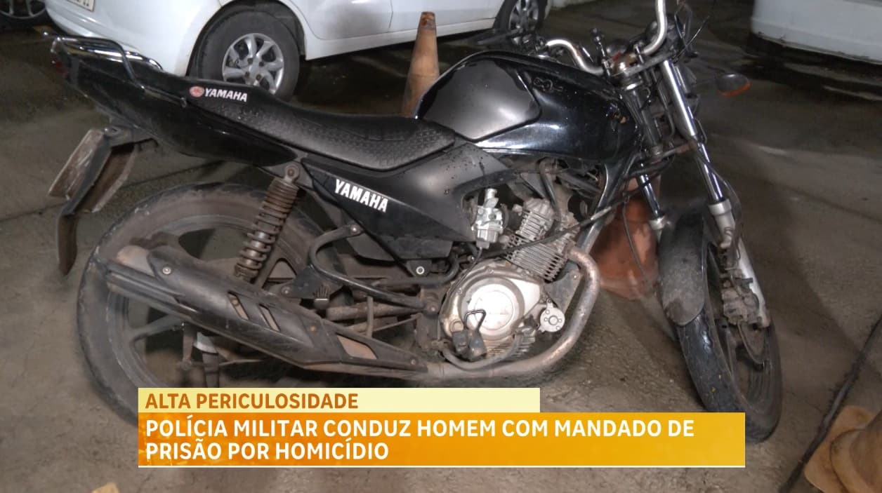 Homem suspeito de homicídio tenta fugir, mas é preso pela PM com mandado em aberto