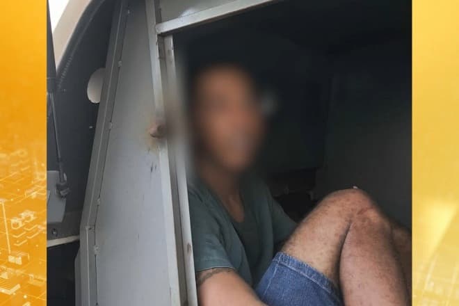 Suspeito de estupro é preso após ser flagrado carregando vítima em vídeo