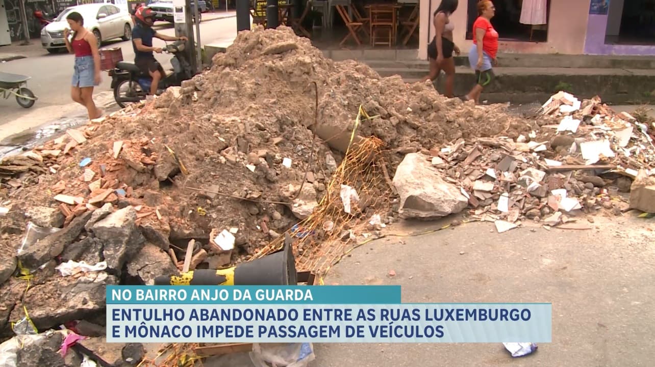 Entulho abandonado entre as ruas Luxemburgo e Mônaco impede passagem de veículos