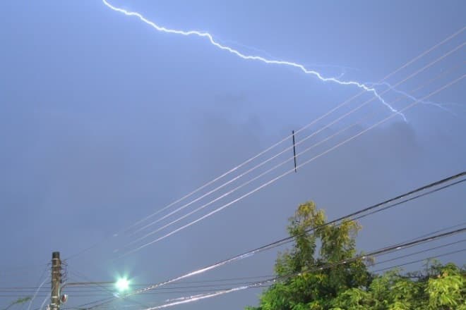 Equatorial alerta: período chuvoso exige atenção redobrada para evitar acidentes com a rede elétrica