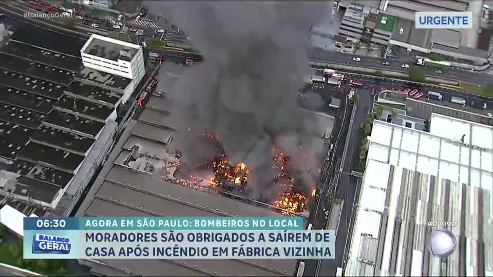 Incêndio de grandes proporções atinge depósito de tintas em Diadema (SP)