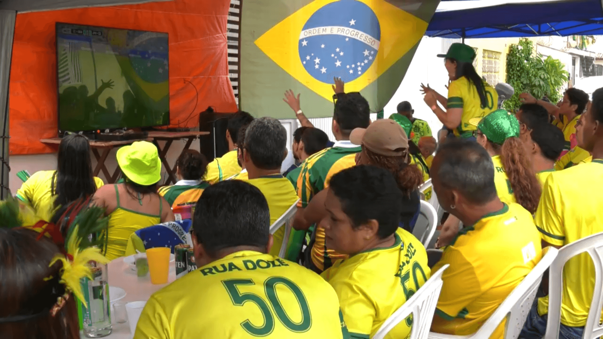 Moradores da Cohab celebram vitória do Brasil de virada