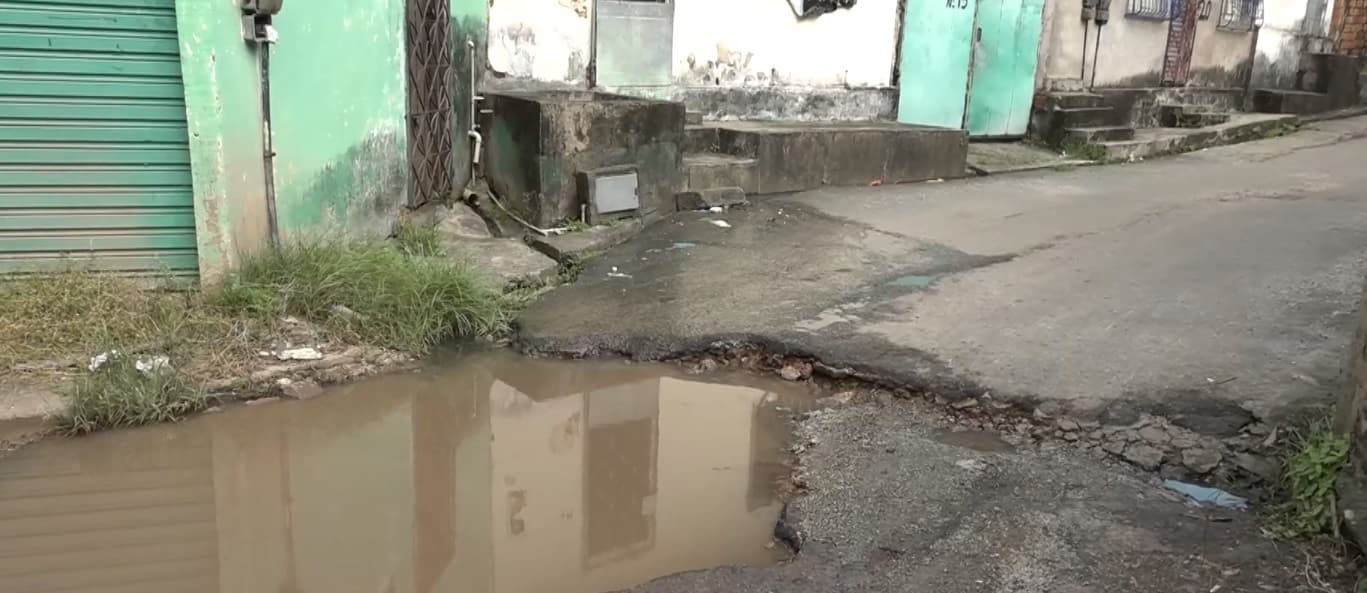 Buracos e alagamentos dificultam trânsito na Rua Nova Esperança, em São Luís
