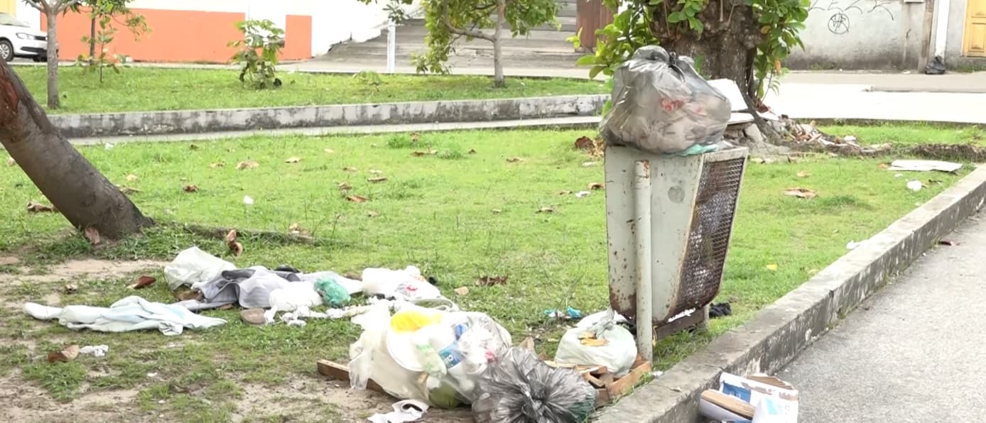 Praça da Alegria sofre com lixo, entulho e falta de manutenção no Centro de São Luís