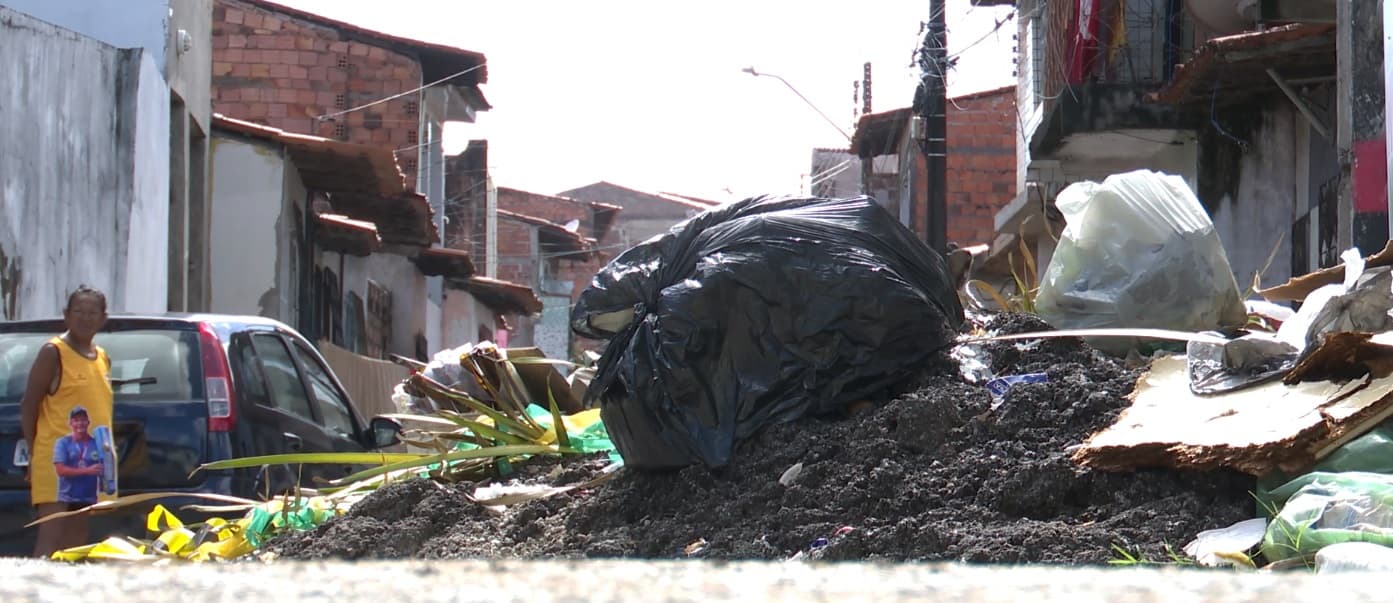 Moradores denunciam falta de coleta de lixo na Rua José Veríssimo, em São Luís.