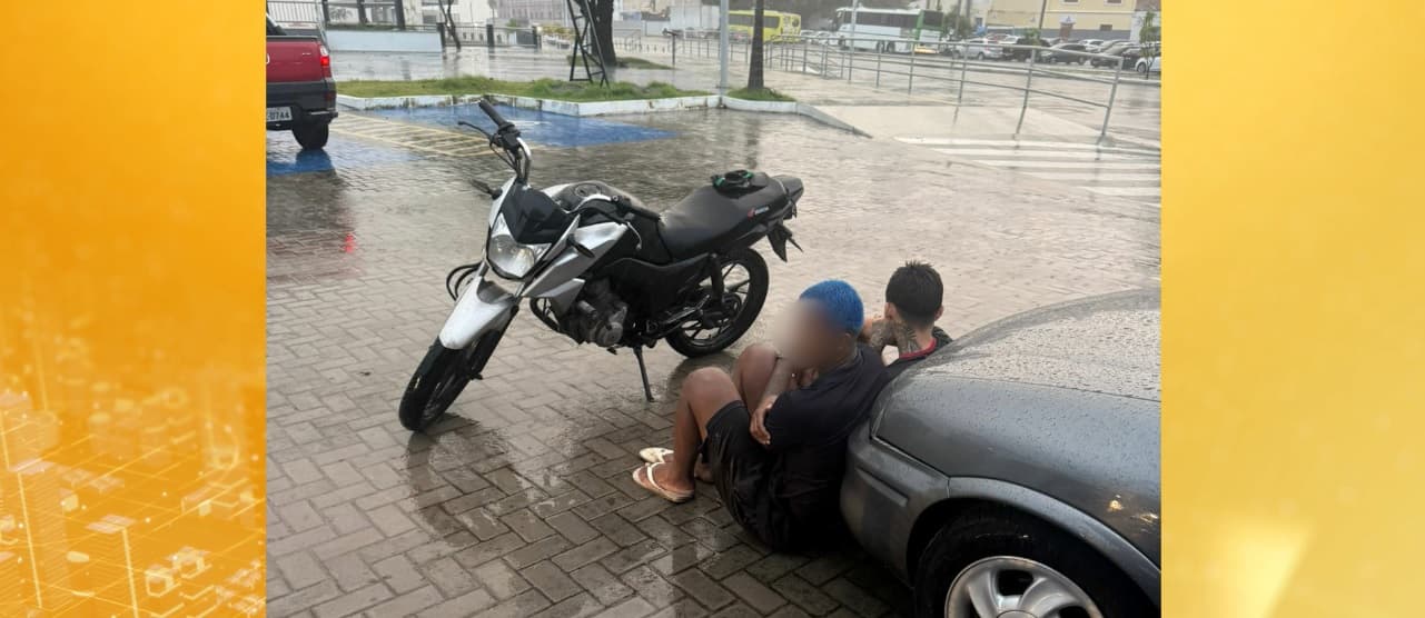 Dupla é detida com motocicleta roubada durante patrulhamento na Avenida Vitorino Freire.