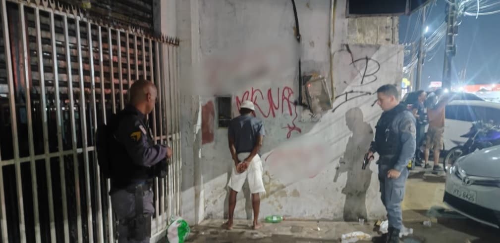 Polícia Militar prendeu um homem em flagrante por suspeita de tráfico de drogas na Avenida Jerônimo de Albuquerque, em São Luís