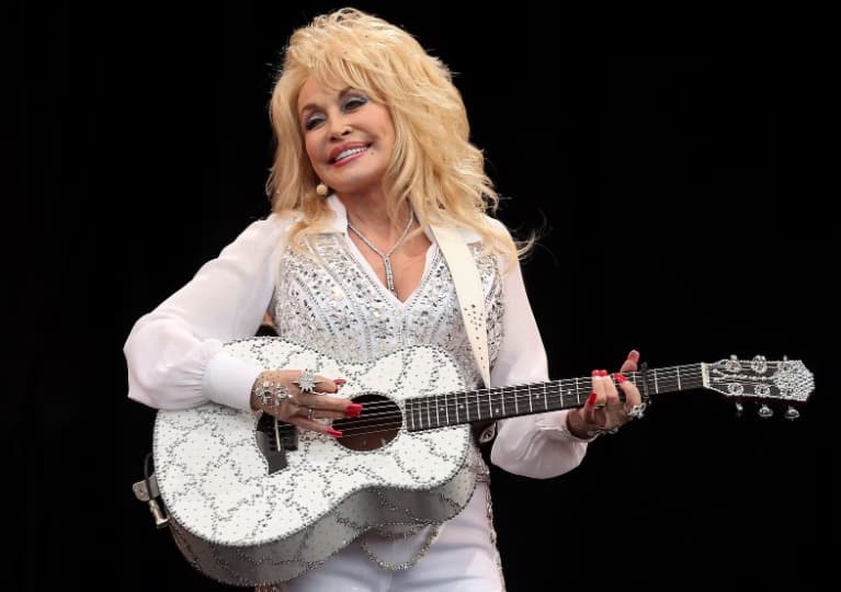 Morre Dolly Parton, ícone da música country, aos 80 anos
