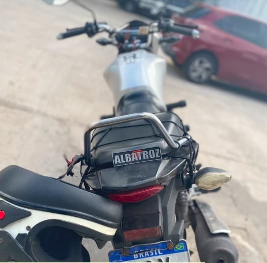 Homem com mandado de prisão em aberto é preso após ser flagrado com moto modificada