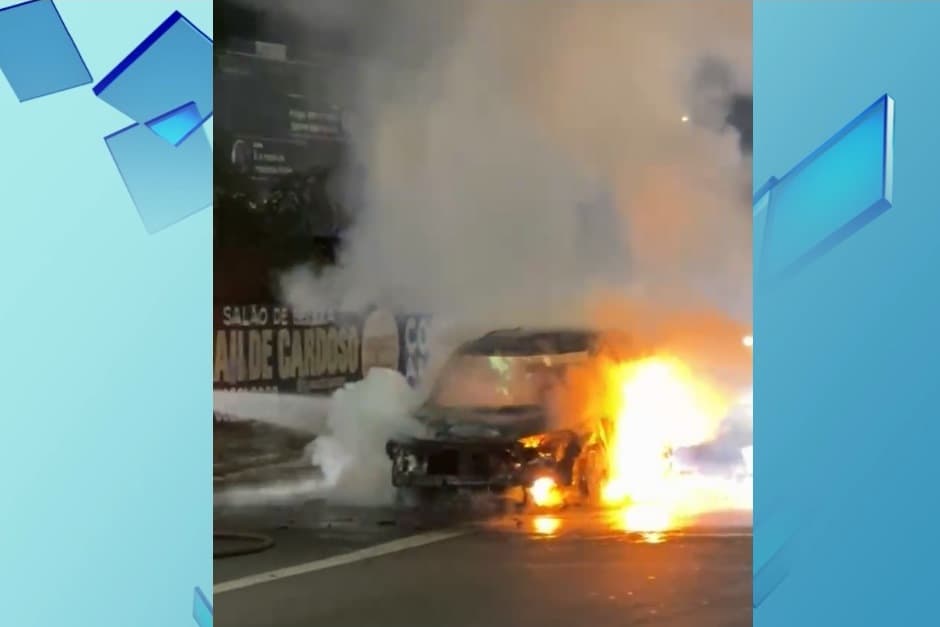 Carro pega fogo na Avenida Jerônimo de Albuquerque; não houve feridos