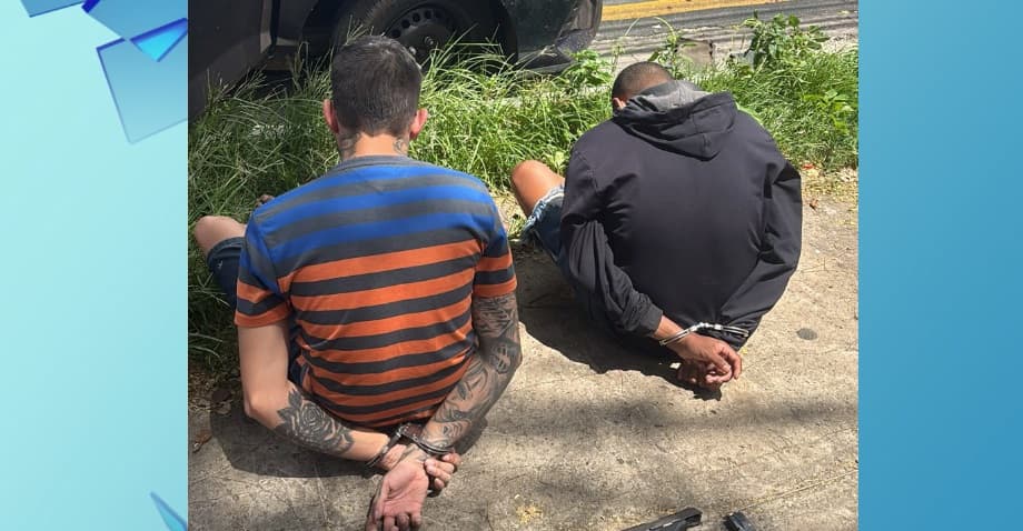 Dois homens são presos após acidente com carro suspeito na Avenida Kennedy