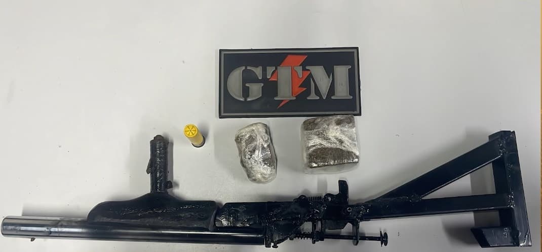 Polícia apreende arma artesanal e droga após perseguição na Vila Sarney II