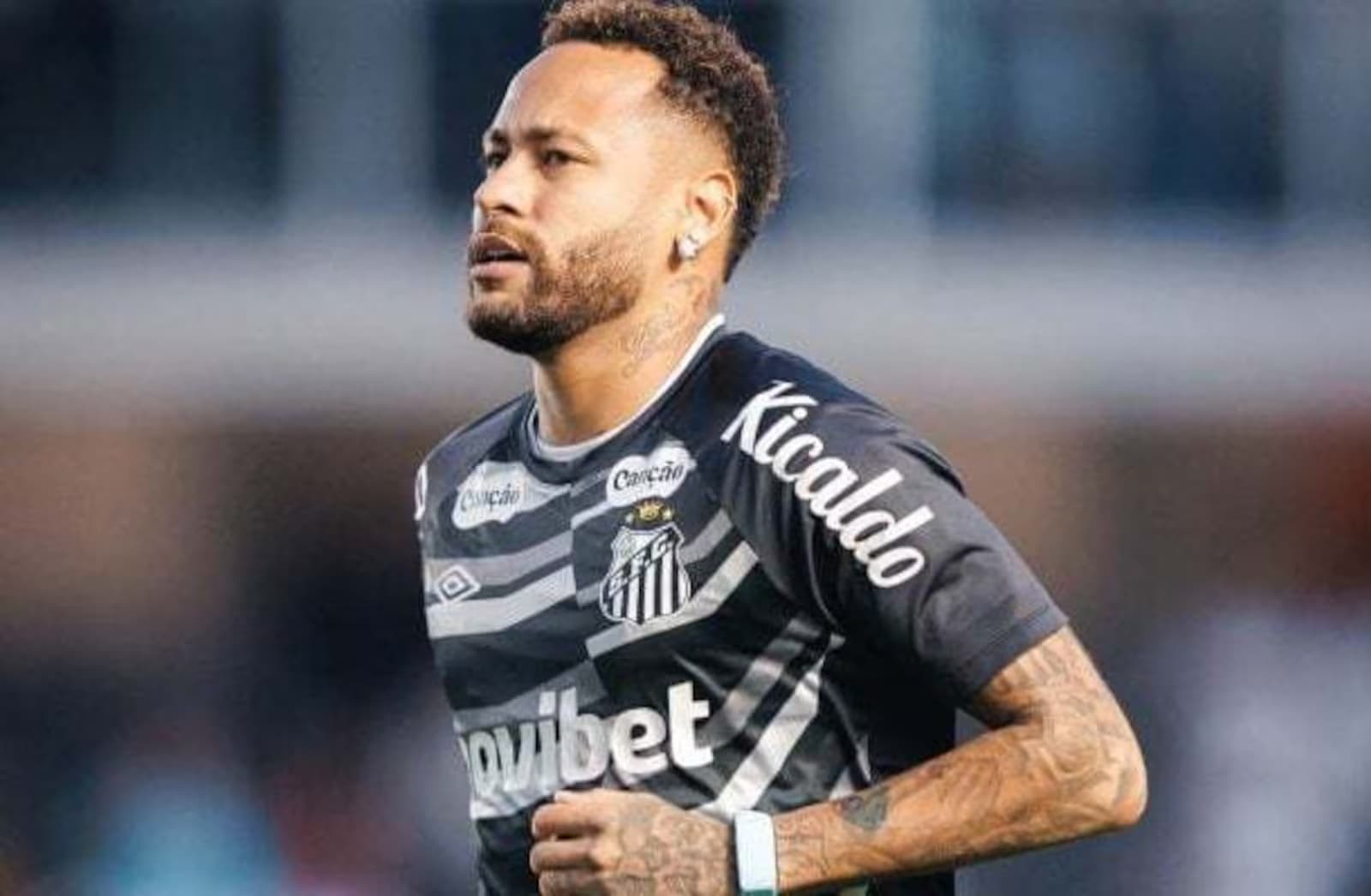 Gramado sintético coloca Neymar em dúvida para jogo contra o Palmeiras
