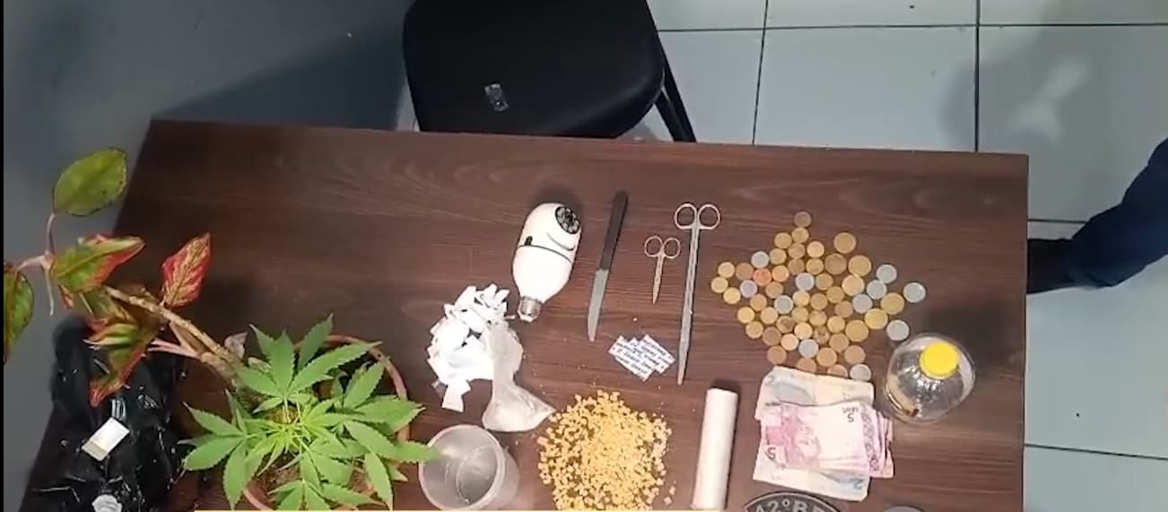 Homem é preso suspeito de tráfico de drogas no Morro do Zé Bombom