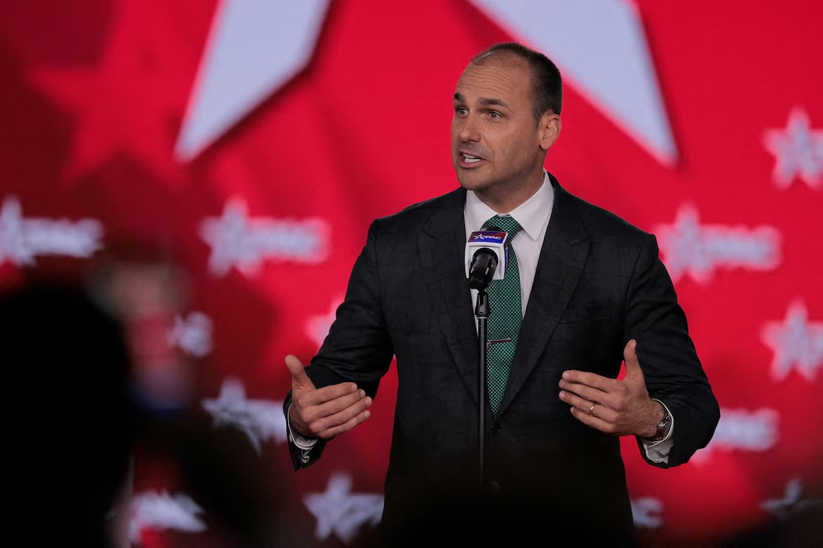 Eduardo Bolsonaro critica obrigatoriedade de vacinas no Brasil: ‘Liberdade’