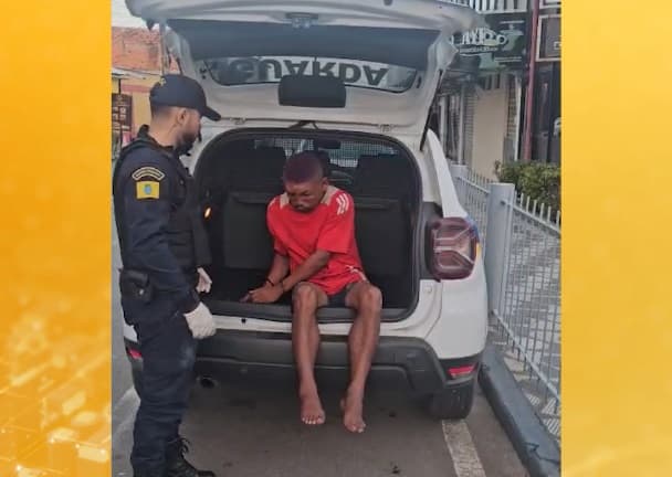 Homem é contido por passageiros após anunciar assalto dentro de ônibus